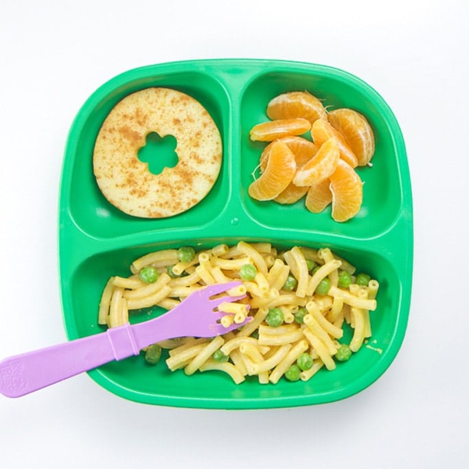 在绿色盘子上的健康小孩餐。