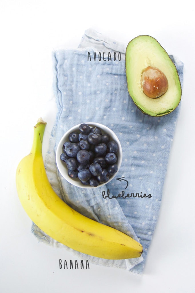 香蕉、蓝莓和avocado散居蓝餐巾