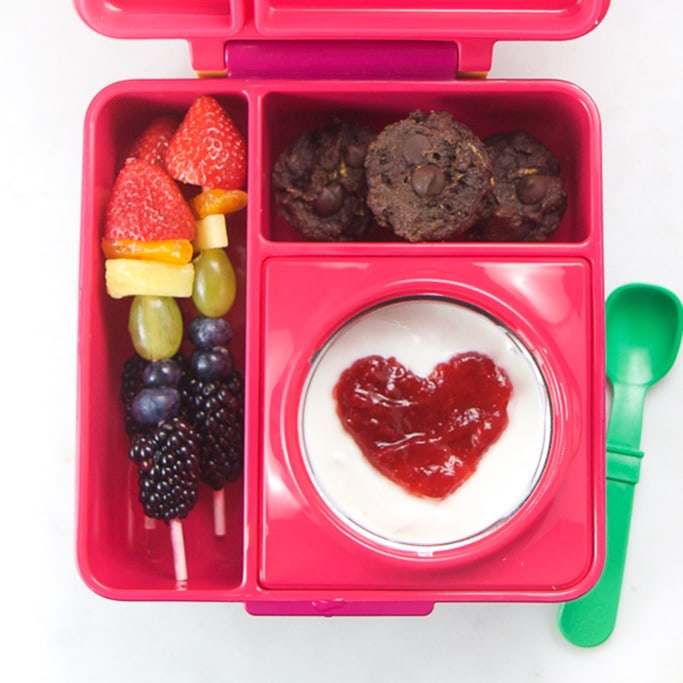 粉红色的学bob平台校午餐盒充满了健康的学校午餐想法 - 酸奶，彩虹水果和巧克力松饼