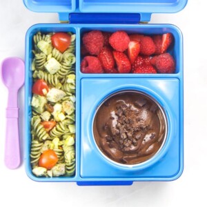 蓝色的便当盒里装满了健康的学校午餐。bob平台