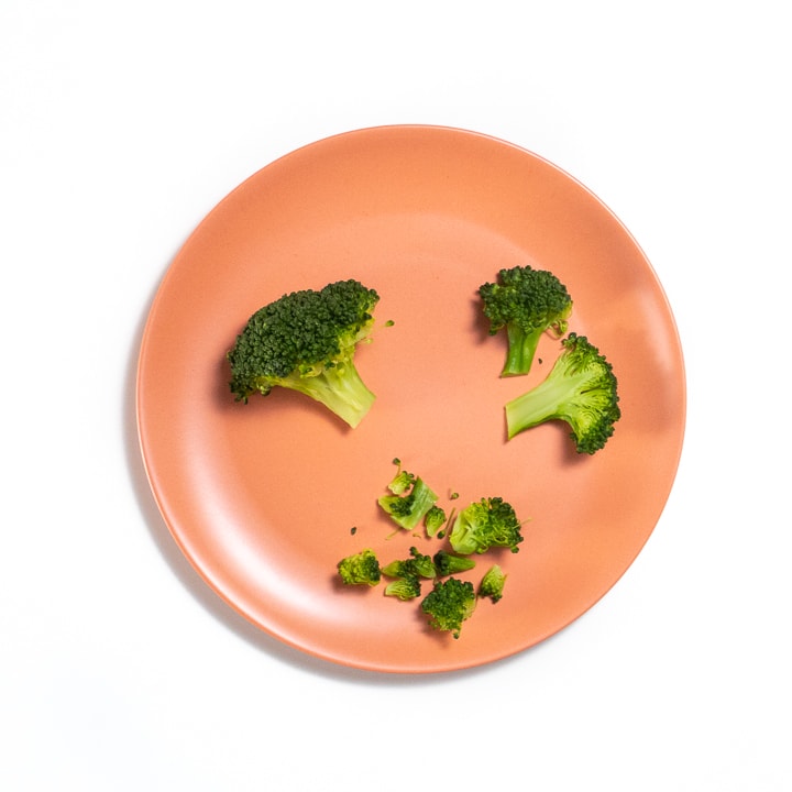 花椰菜用三种不同方式切粉色小盘