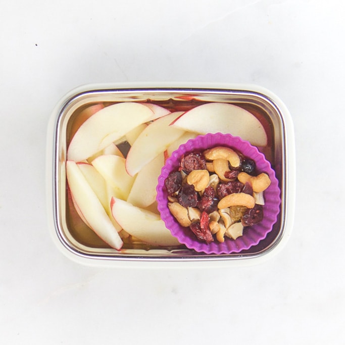 矩形小朋友bento盒和健康小吃-苹果切片加填充轨迹混合的紫松饼模