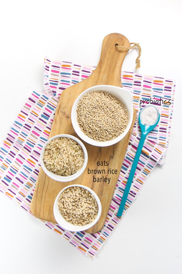 自制小麦子布局 小白碗 木板上装满了干燕麦 棕米和大麦多色餐巾上装满生素的勺子