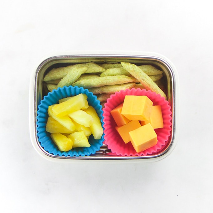 矩形小朋友bento盒和健康小吃-crapeas饼干和2松饼模型填满切片茄子和菠萝