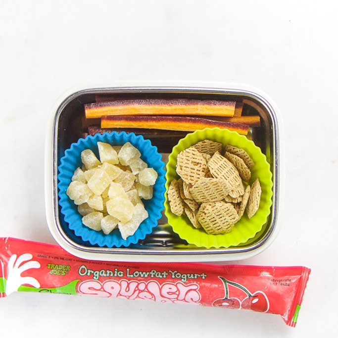 矩形小朋友盒和健康小吃-切紫萝卜、干菠萝和干麦片