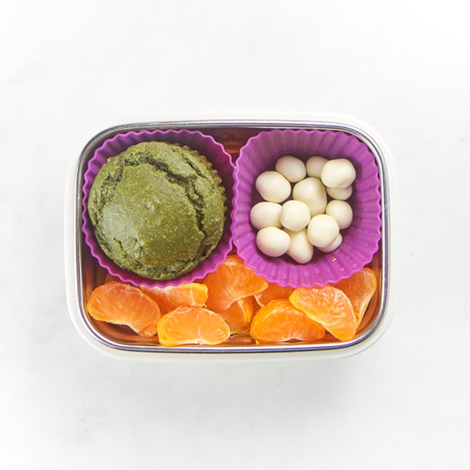 矩形小朋友bento盒-绿松饼、酸奶覆盖葡萄干和番茄子