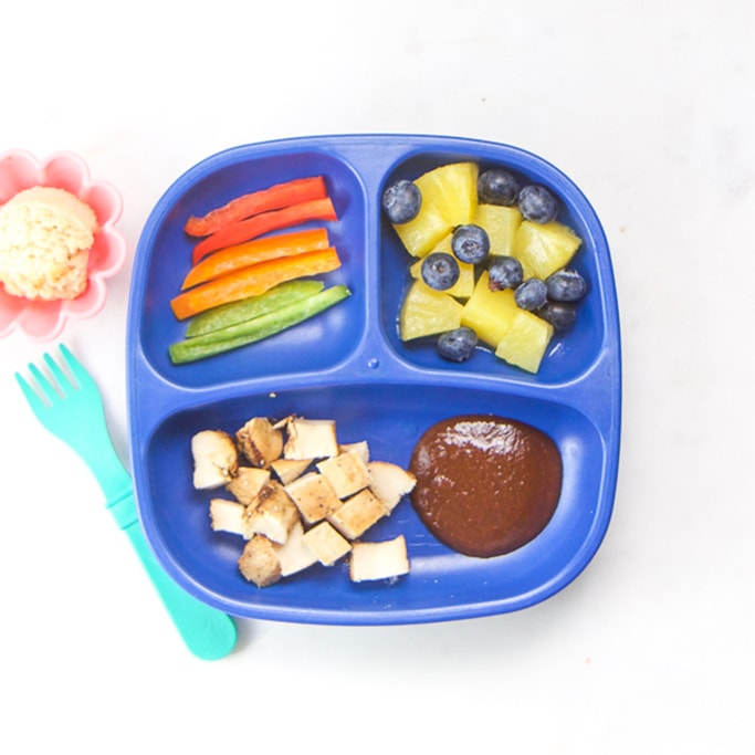 白面上三片板填满健康小朋友餐-用bbq酱切鸡、菠萝蓝莓、薄辣椒和椰子饼干