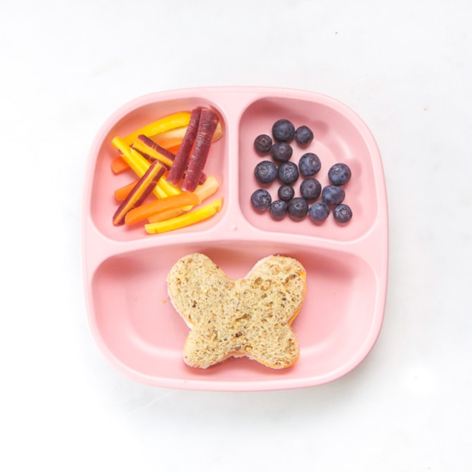 三分板白面填满学童午餐-蝴蝶切出三文治、蓝莓切出三色胡萝卜