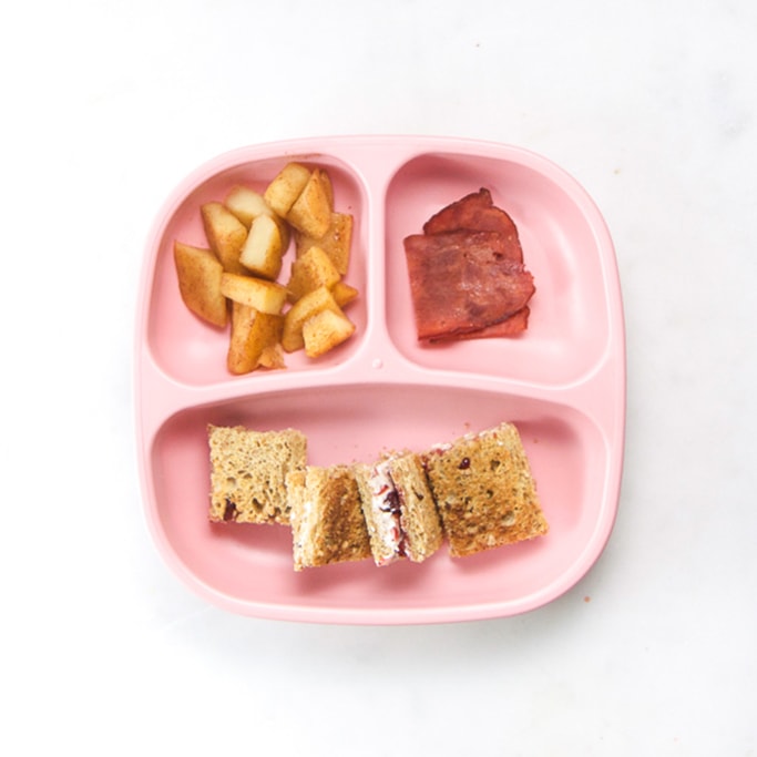 白面上三片板装上健康的小朋友餐-奶油芝士三明治、菜苹果和火鸡培根
