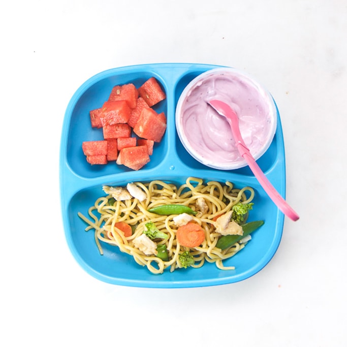 三分板白面填满学童午餐-剩鸡面、西瓜和酸奶