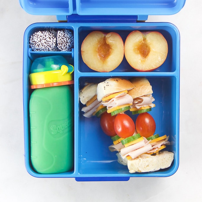 蓝色学校的bob平台午餐盒，里面装满了儿童健康食品。