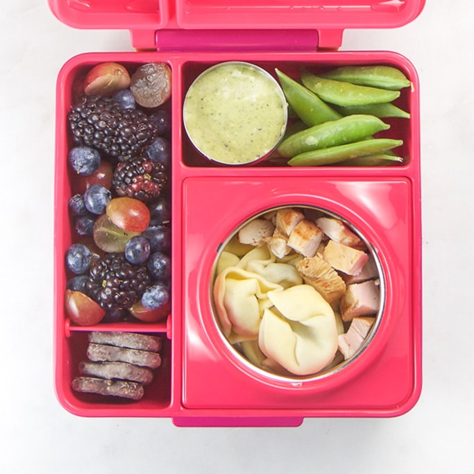 粉红色的学bob平台校午餐盒里面装满了儿童健康和丰富多彩的学校午餐想法。