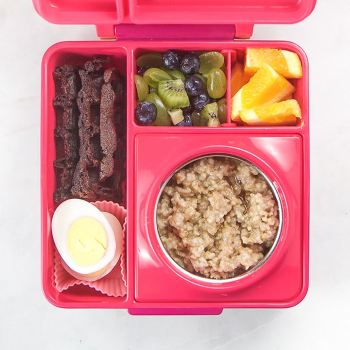 粉红色的学bob平台校午餐盒，里面装满了早餐午餐。孩子们喜欢这个学校午餐！bob平台