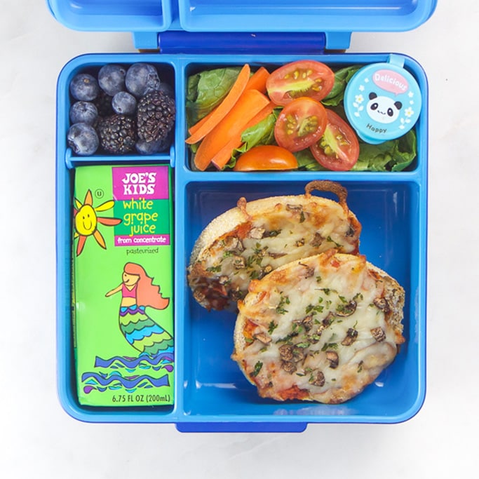 蓝色学校的bob平台午餐盒里装满了披萨和沙拉 - 一个孩子最喜欢的。