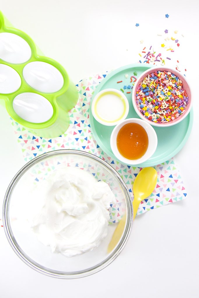 制作健康fetti冰棒-酸奶、蜂蜜、牛奶、洒水和冰棒模