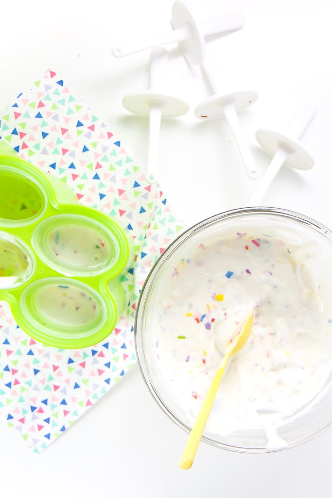 一碗清晰的funte酸奶 填满酸奶的绿色冰棒模