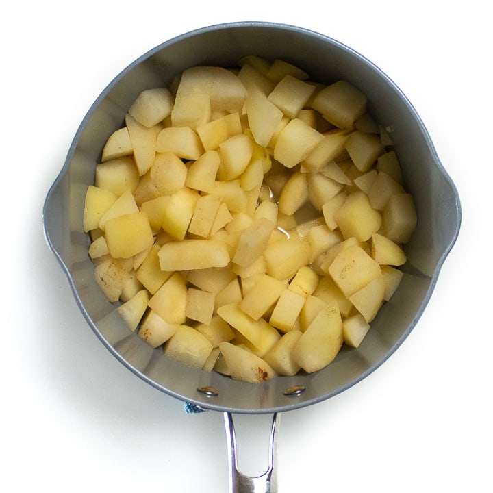 锅里煮熟的梨。