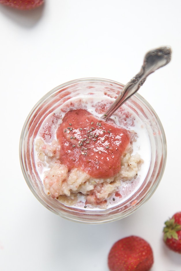 一个透明的类罐子，里面装有草莓奇亚籽燕麦片，用于婴儿 +幼儿。