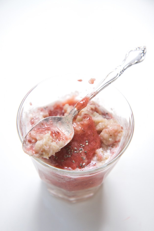 一个透明的类罐子，里面装有草莓奇亚籽燕麦片，用于婴儿 +幼儿。