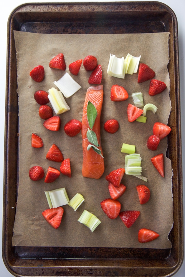 烤板上布满草莓 树叶和鲑鱼