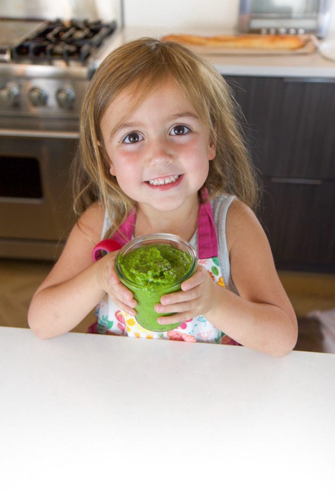 小小孩厨房 握着一罐菠菜basilplo