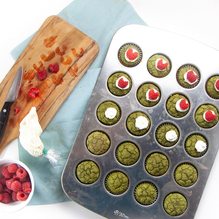 Green Miniginch松饼用树莓心搭配半路