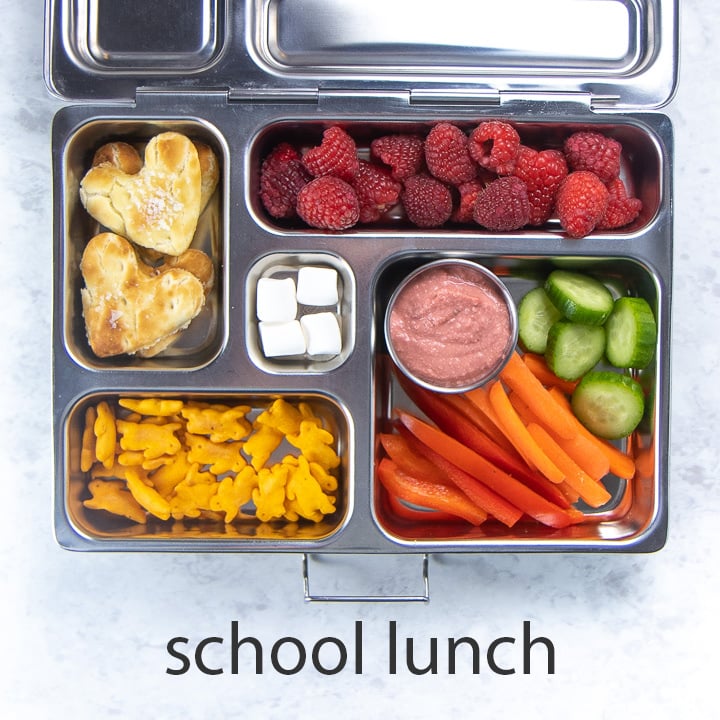 bob平台金属学校午餐盒装满甜菜hummus、dippers