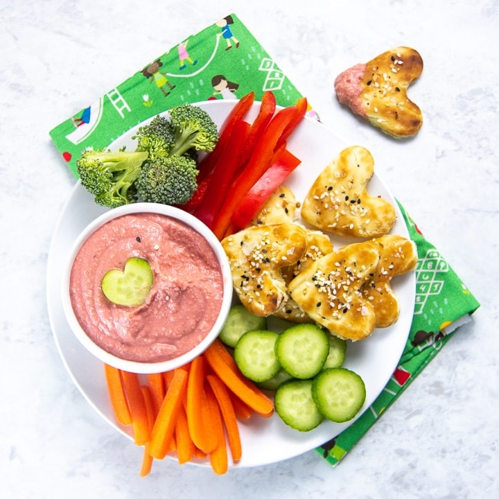 甜菜humus为Baby、Toddler和孩子们提供各种蔬菜和心形pita芯片