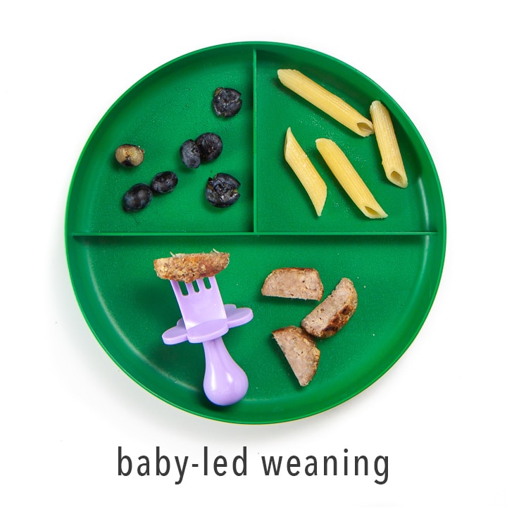 图像显示你如何向婴儿提供鸡肉丸子, 特别是如果你正在做由婴儿引导断奶
