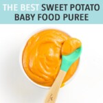 帖子图形 - 最好的红薯婴儿食品泥，带有一个小白色碗，里面装满了奶油果泥，上面放着蓝绿色的勺子。