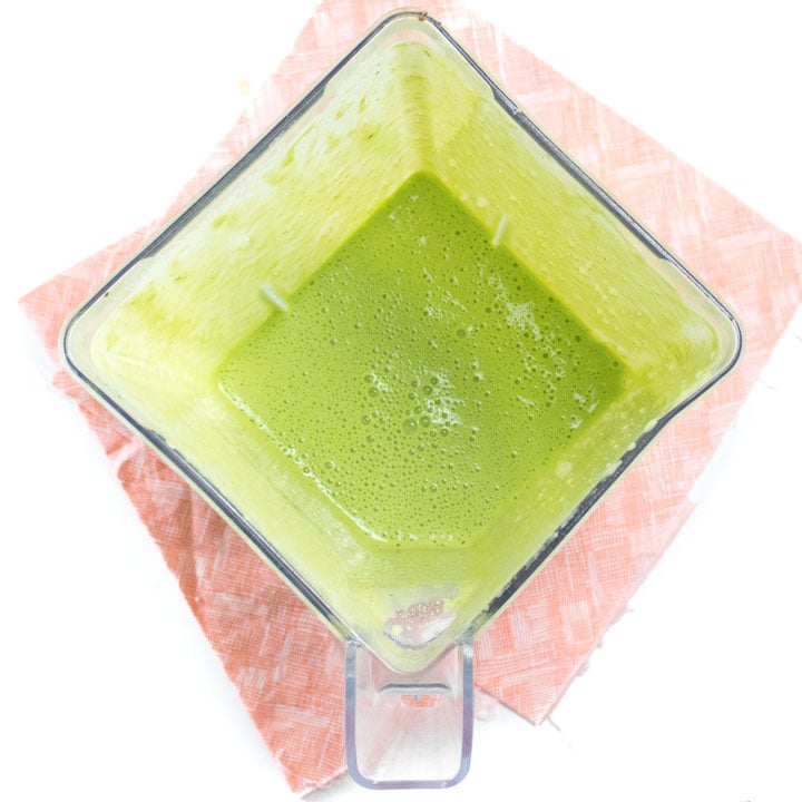 装满绿色怪物酸奶的搅拌机