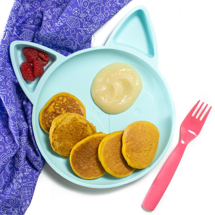 一盘南瓜煎饼和梨蘸酱非常适合婴儿或幼儿。