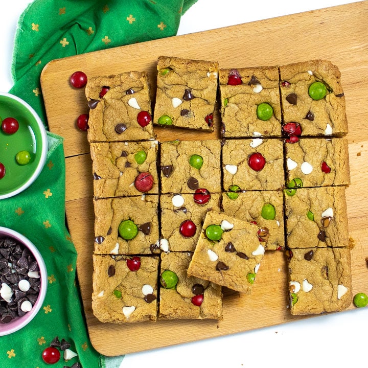 圣诞Cookie条状面粉全坐菜板上,无染糖果和巧克力芯片旁