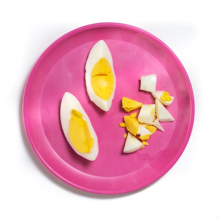 粉色小盘填满二法提供硬煮鸡蛋