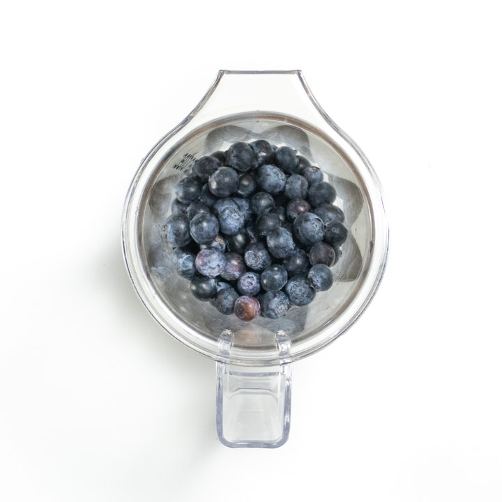 装满蓝莓的搅拌机