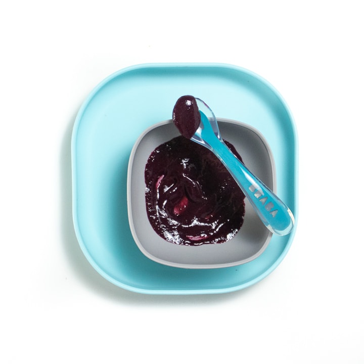 Teal小盘灰色碗里有蓝莓净化 深蓝勺子躺在碗上