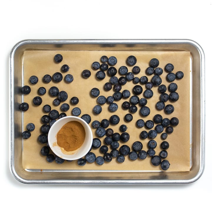 蓝莓烘培板和小碗肉桂
