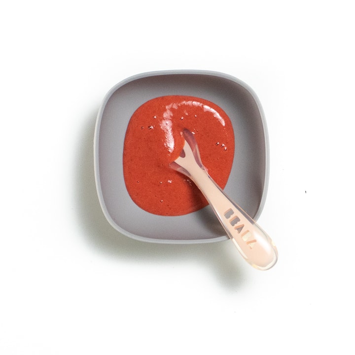 粉色勺子用灰色碗填满草莓