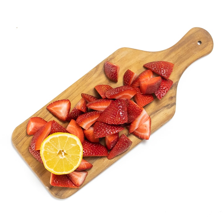 用草莓和柠檬切板