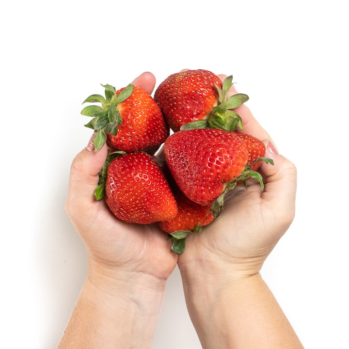 手握新鲜草莓