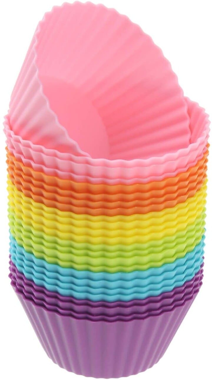 成堆彩虹色纸杯蛋糕持有者
