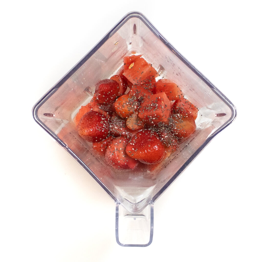 清凉搅拌机白后台西瓜冻草莓、千叶种子和果汁