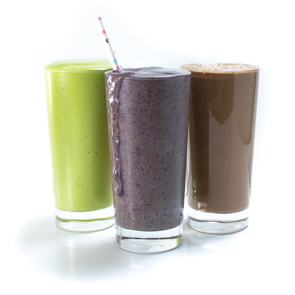 三杯清晰镜像与三种不同的孕润滑水-一绿色,一紫色,一巧克力