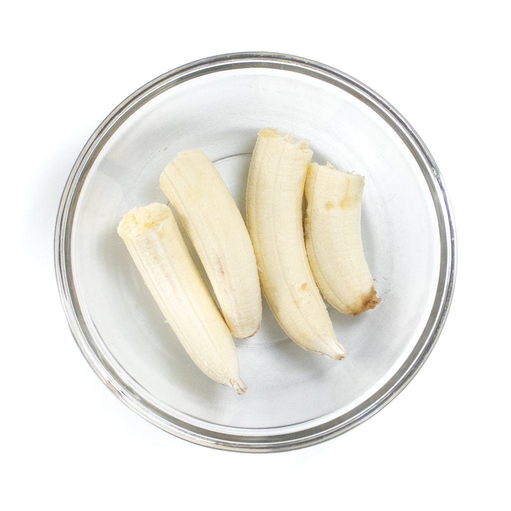清玻璃碗白后台 两根香蕉切得够