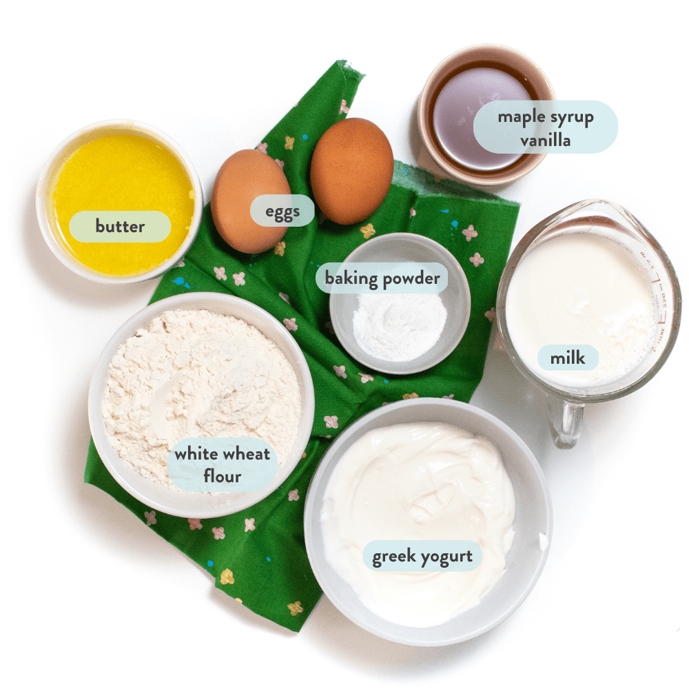 酸奶松饼-酸奶、面粉、烘粉、Maple糖浆、鸡蛋和黄油分布式白底绿色餐巾