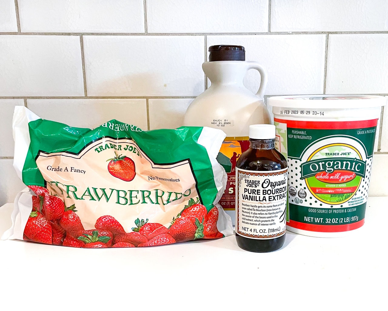 白色厨房柜台，配料制作草莓酸奶。