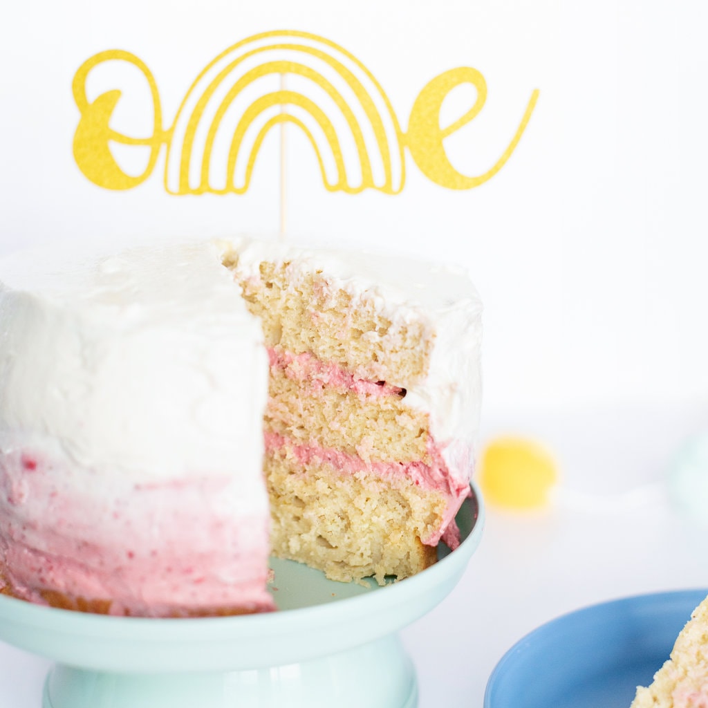 粉红白霜饼板上贴着一块蛋糕 旁边贴着一块蓝盘