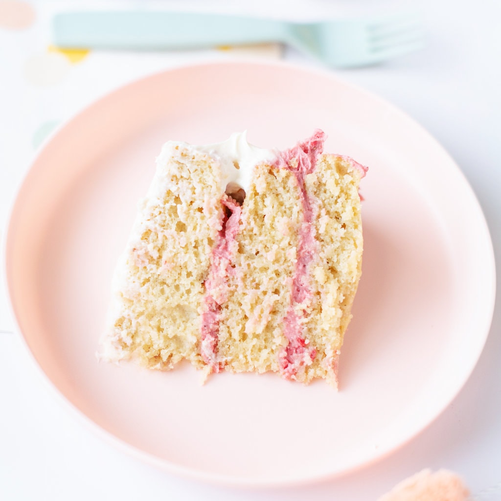 一块碎蛋糕给小宝宝 层间粉红霜带蓝叉子