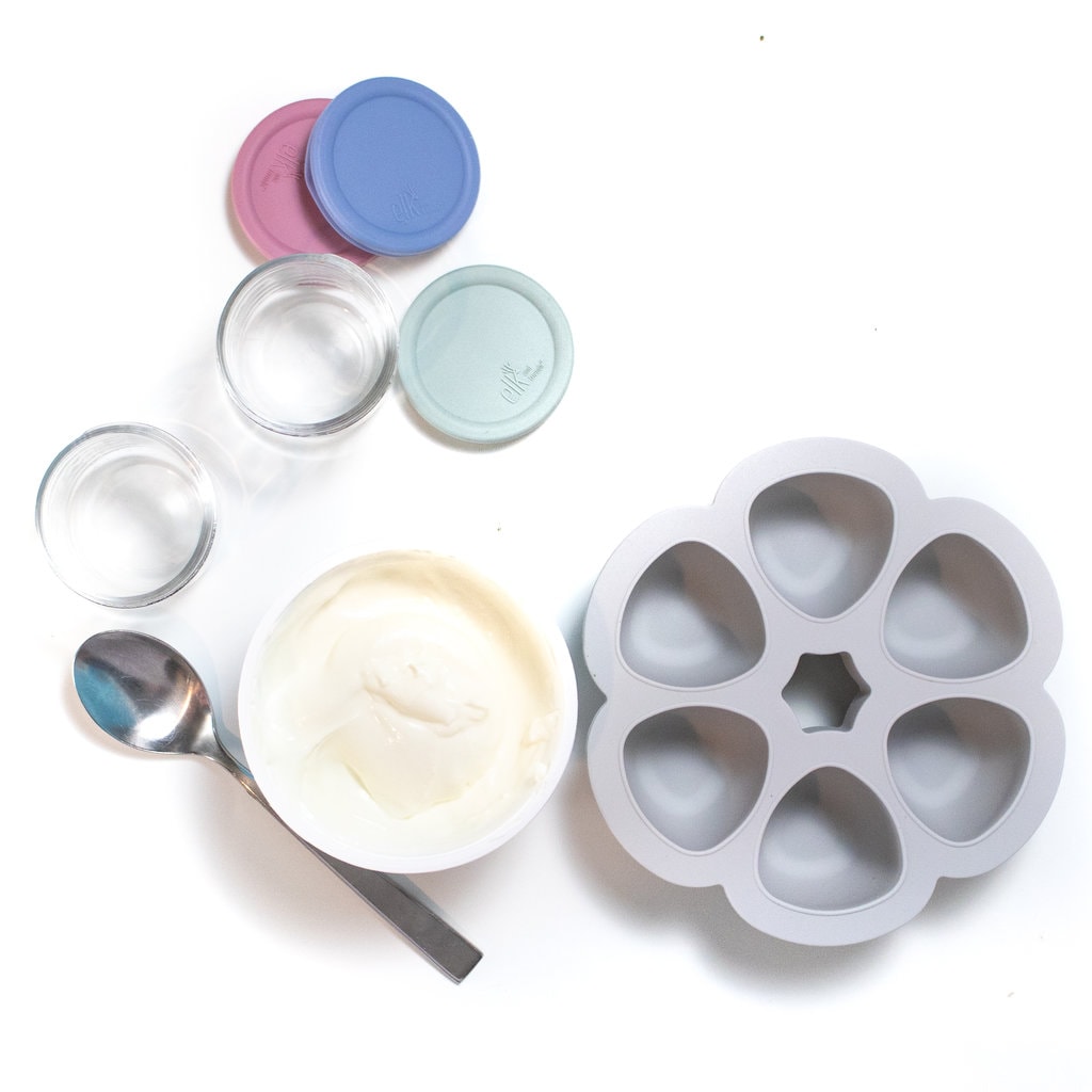 酸奶、冰块盘、玻璃罐和盖子散居后台
