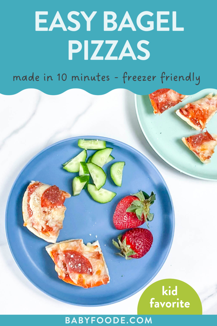 邮政图形 - 简单的百吉饼披萨 - 在10分钟内制造 - 冰柜友好 - 最喜欢的孩子。图像是蓝色和蓝绿色的儿童盘子，里面装满了剪裁的百吉饼披萨，水果和剪切的黄瓜。